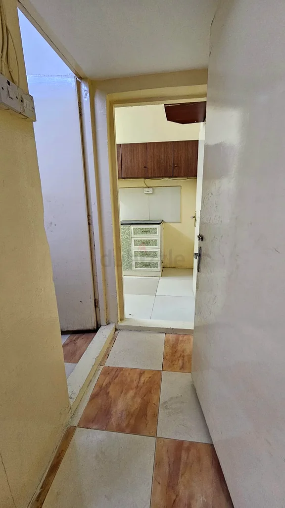 غرفة استوديو مع حمام داخلي ومطبخ.64054721605378111