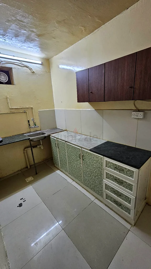 غرفة استوديو مع حمام داخلي ومطبخ.64054721605378112