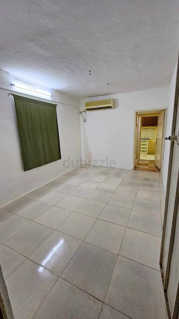 غرفة استوديو مع حمام داخلي ومطبخ.64054721605378110