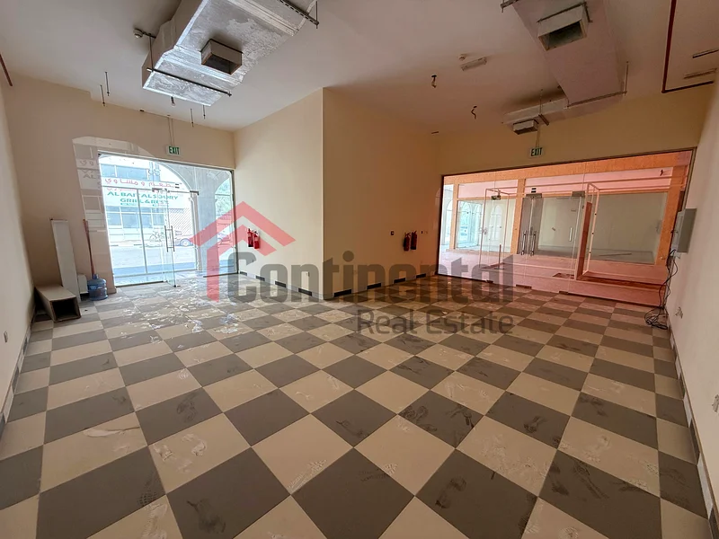 محلات تجارية مجهزة بالكامل مع واجهات زجاجية64057361379331110