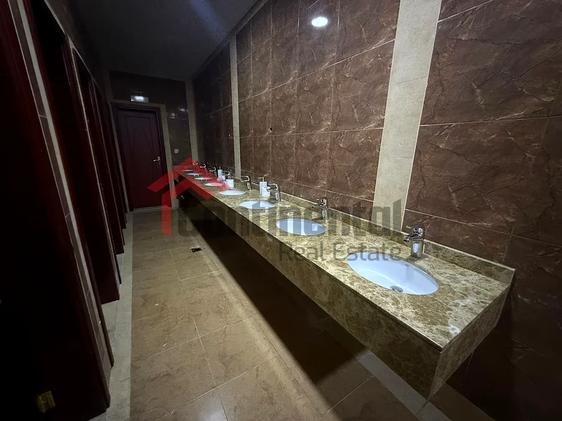 محلات تجارية مجهزة بالكامل مع واجهات زجاجية64057361379331113