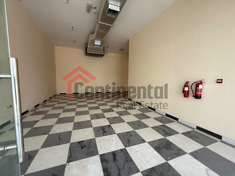 محلات تجارية مجهزة بالكامل مع واجهات زجاجية64057361379331111