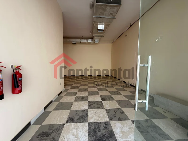 محلات تجارية مجهزة بالكامل مع واجهات زجاجية64057361379331112