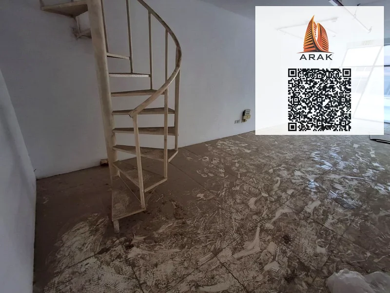 محل للإيجار في منطقة الجرف الصناعية 3: مساحة 800 قدم مربع طابق ميزانين64074891761153114