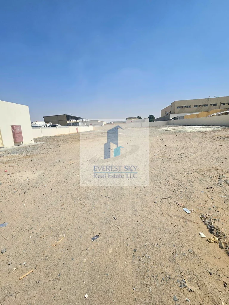 قطعة أرض على طريق مرصوف بقدرة كهرباء 22 كيلوواط، ومكتب ومرحاض للإيجار الفوري !!64057911859714113