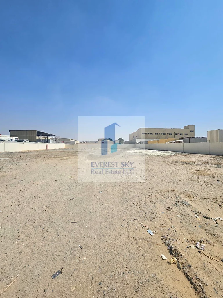 قطعة أرض على طريق مرصوف بقدرة كهرباء 22 كيلوواط، ومكتب ومرحاض للإيجار الفوري !!64057911859714111