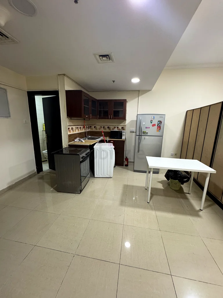 Bedspace Available in Master Room for Girl in JLT Cluster D, 1 minute walk from DMCC64055498387586112