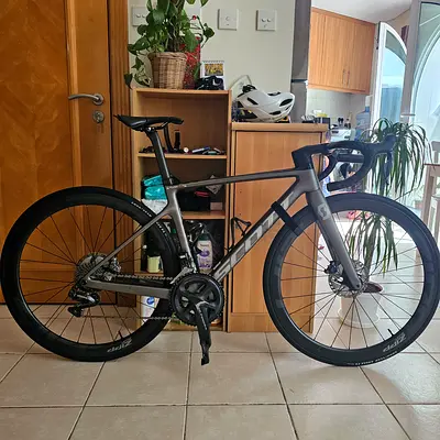 Scott addict rc15 road bike.