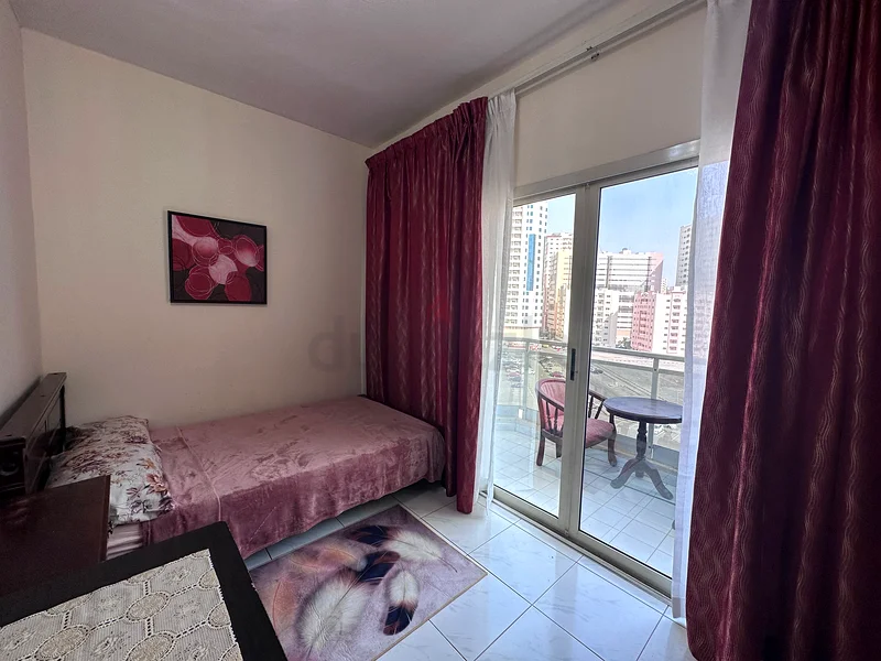 SPACIOUS PARTITION ROOM WITH BALCONY FOR GENT IN QASIMIA  - FREE SEWA  WIFI64053744528771110