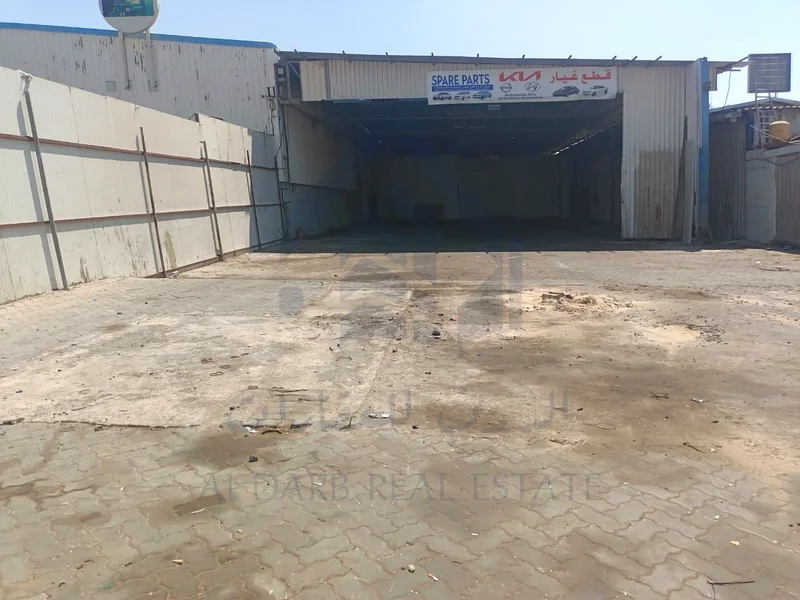 قطعة صناعية مسيجة مع مغطاة للإيجار | المنطقة الصناعية 10 | موقع متميز64059323014401112
