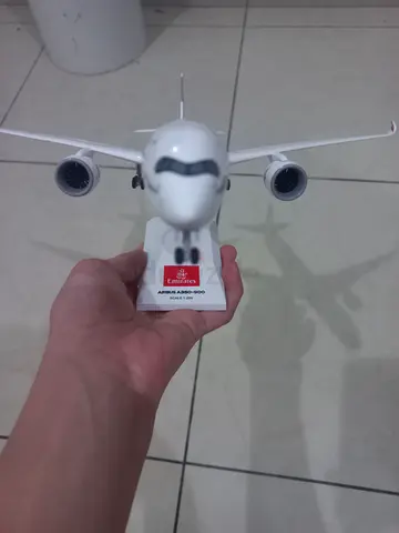 Emirates airbus a350-900 plane model scale 1:200