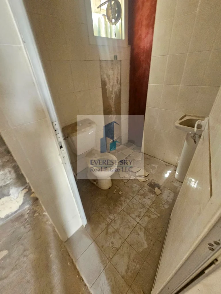 إيجار عاجل للغاية مستودع بمساحة 1100 قدم مربع مع مرحاض وطاقة 9 كيلوواط. !!64057911867523112