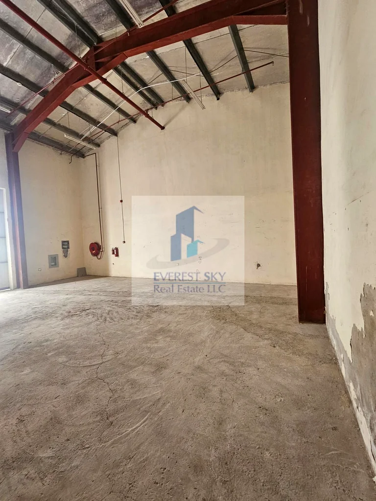 إيجار عاجل للغاية مستودع بمساحة 1100 قدم مربع مع مرحاض وطاقة 9 كيلوواط. !!64057911867523110