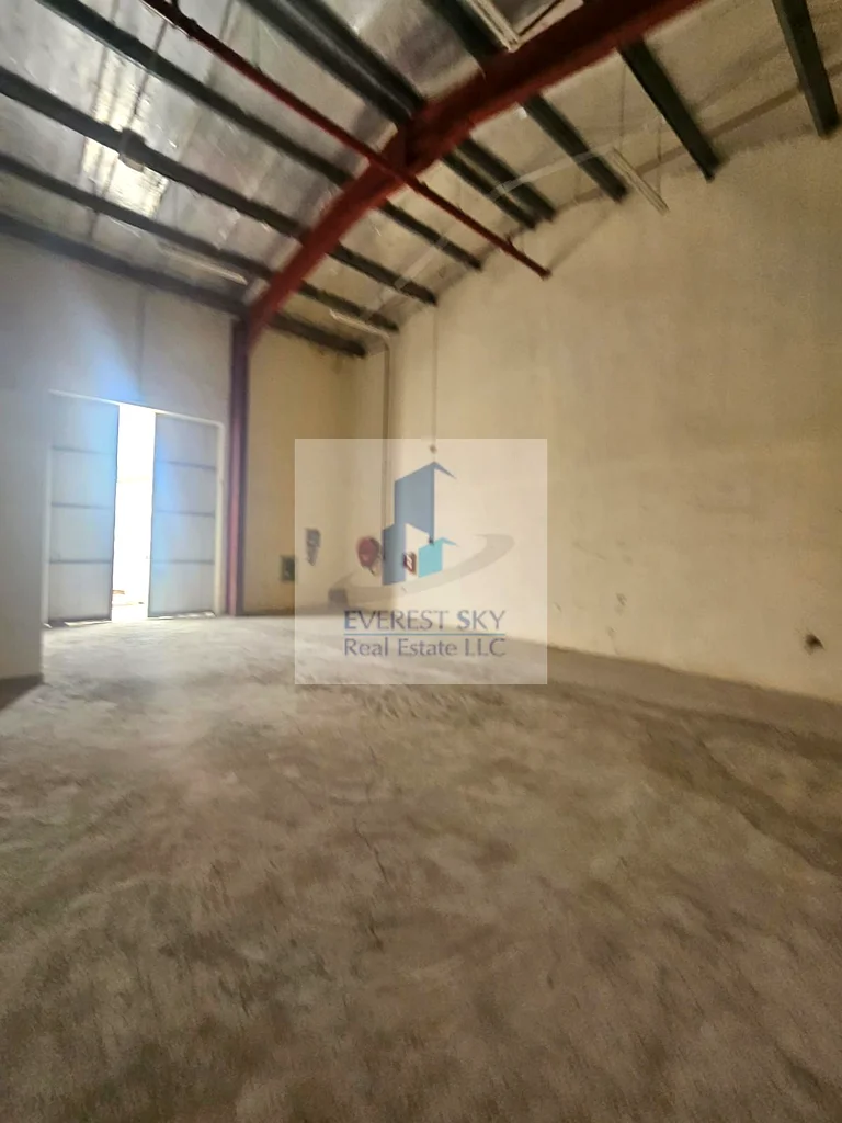إيجار عاجل للغاية مستودع بمساحة 1100 قدم مربع مع مرحاض وطاقة 9 كيلوواط. !!64057911867523111