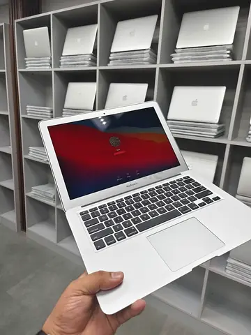 Apple MacBook Air 11” (2011)