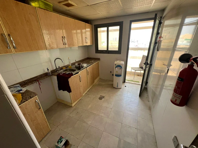 تم صيانته بالكامل من قبل المالك مع تكييف مركزي وحمامين مع غرفة نوم رئيسية في موقع متميز قرب مخرج دبي الجرف 364222379638273112