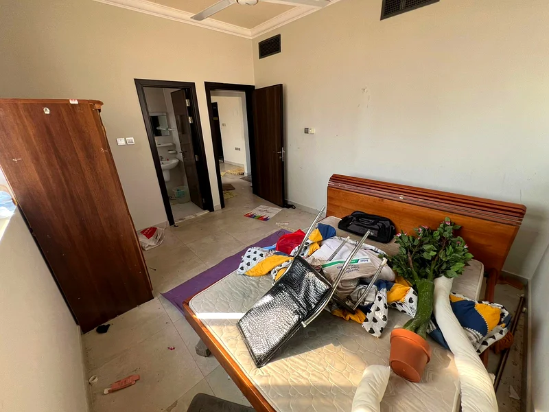 تم صيانته بالكامل من قبل المالك مع تكييف مركزي وحمامين مع غرفة نوم رئيسية في موقع متميز قرب مخرج دبي الجرف 364222379638273114