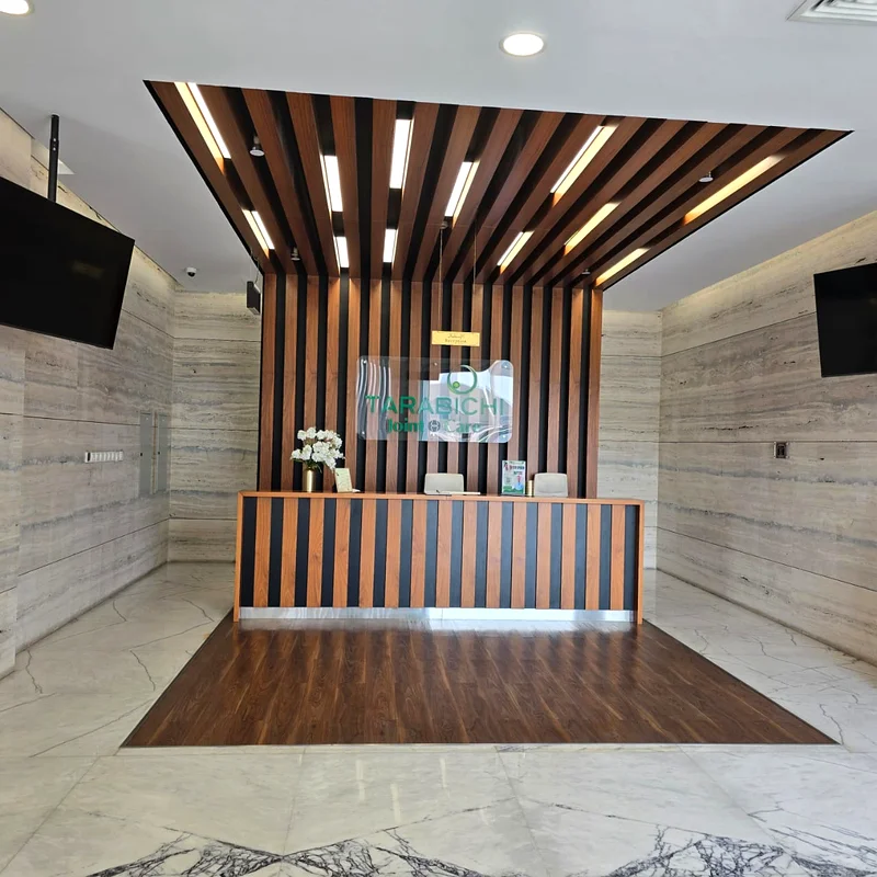 محل تجاري واسع للإيجار في القوز، مناسب لصيدلية أو عيادة64065704855298110