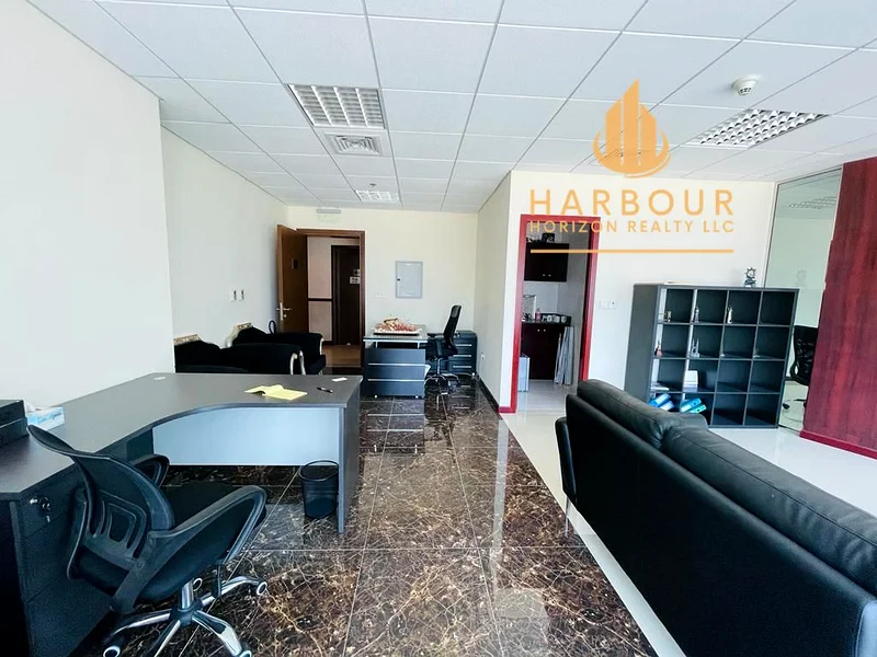 مكتب مؤثث للإيجار مع فواصل زجاجية64069085722626110