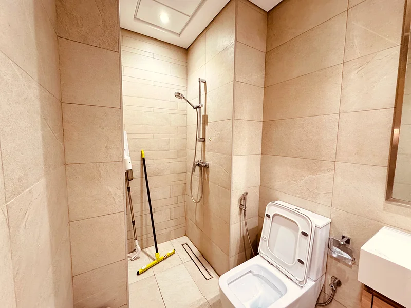 STUDIO WITH POOL AND BOULEVARD VIEW // CHILLER FREE AND FITTED KITCHEN64153197323137113