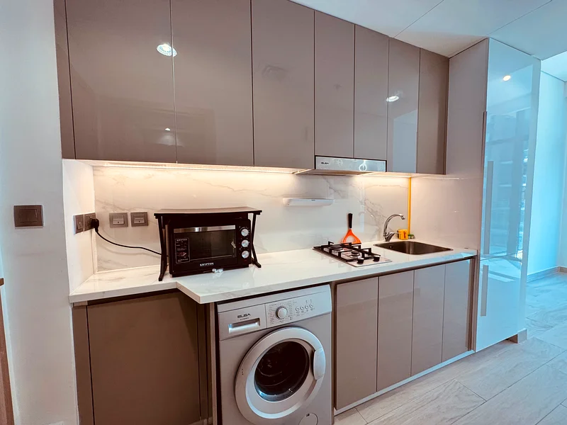 STUDIO WITH POOL AND BOULEVARD VIEW // CHILLER FREE AND FITTED KITCHEN64153197323137111