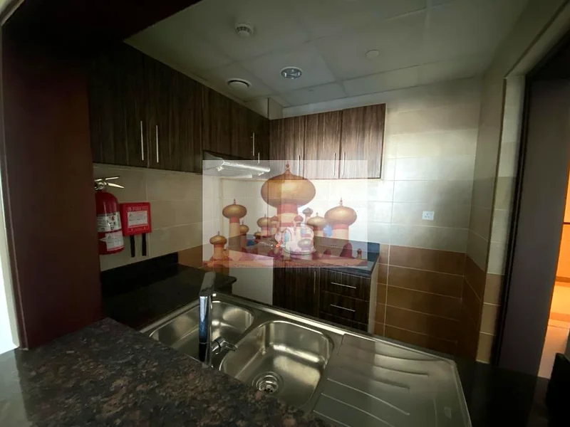 شقة كبيرة جاهزة للانتقال فورًا بغرفة نوم واحدة مع شرفة للإيجار في Queue Point64218650702467113