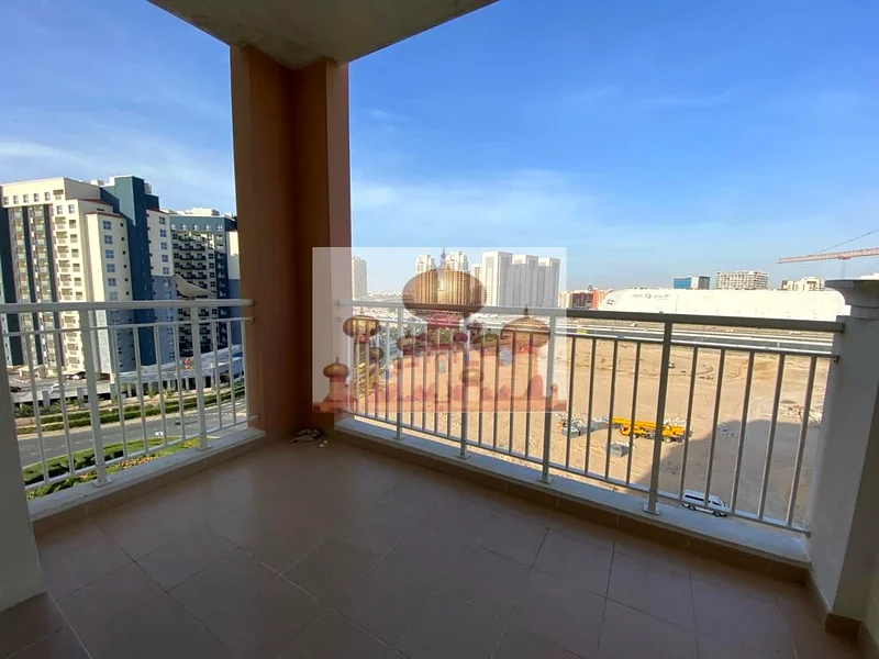 شقة كبيرة جاهزة للانتقال فورًا بغرفة نوم واحدة مع شرفة للإيجار في Queue Point64218650702467110