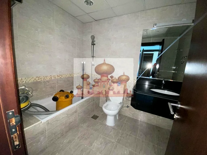 شقة كبيرة جاهزة للانتقال فورًا بغرفة نوم واحدة مع شرفة للإيجار في Queue Point64218650702467114