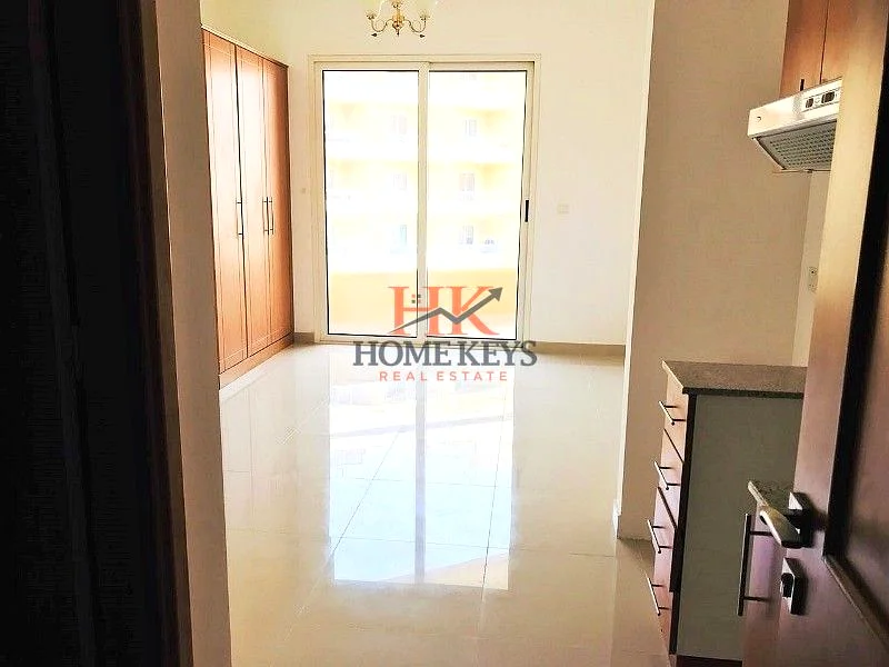 شاغرة جاهزة للانتقال | غير مفروشة | ستوديو مع موقف سيارات | على البحيرة | إمبيز64217355618563110