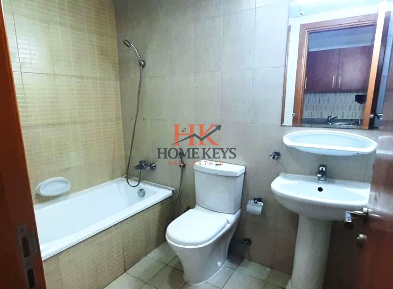 شاغرة جاهزة للانتقال | غير مفروشة | ستوديو مع موقف سيارات | على البحيرة | إمبيز64217355618563114