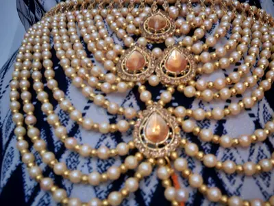 2 pcs Stunning Pearl   Gold Accessory Piece for Elegant Looks only for 30 aed original price Aed.100