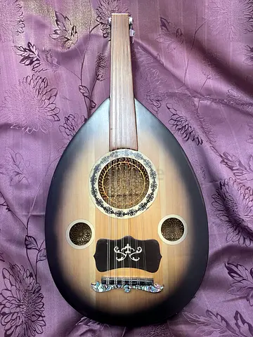 عود اليكتريك خشب ممتاز مفاتيح معدن ثابتة مايك داخلي يوجد توصيل