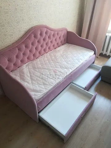 Charming Pink Daybed with Storage Drawers