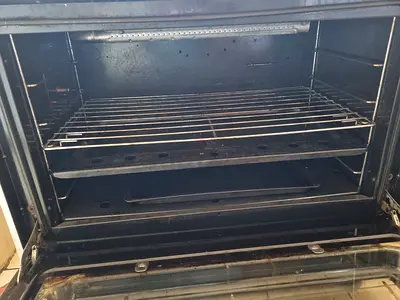 Spacious and Reliable Oven - Perfect for Your Kitchen!