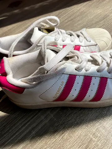 حذاء رياضي اديداس