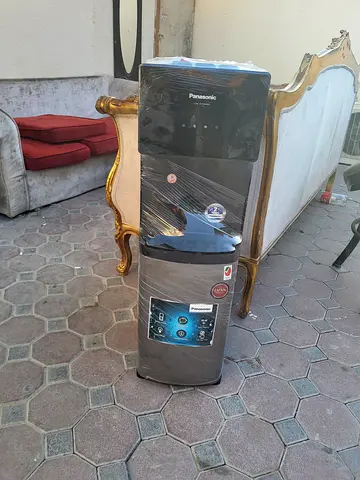 Bottom load water dispenser