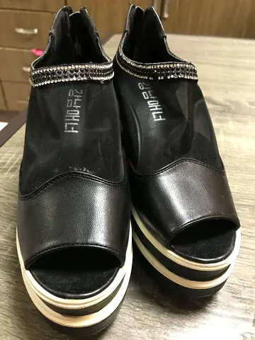 حذاء أسود برقبة عالية للسيدات