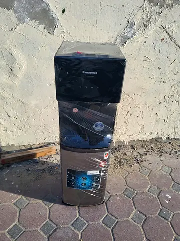 Bottom load water dispenser