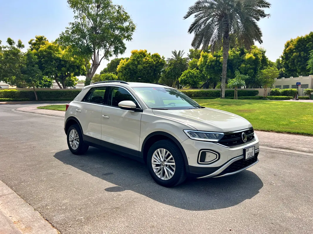 Volkswagen T-Roc 2023 — photo 1 of 19