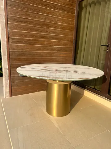 Elegant Round Dining Table with Gold Base 135 diameter