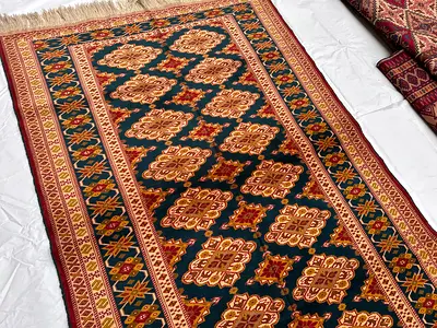 vintage 126 x 184 cm Handmade Beautiful Persian Shiraz Carpet 31U
