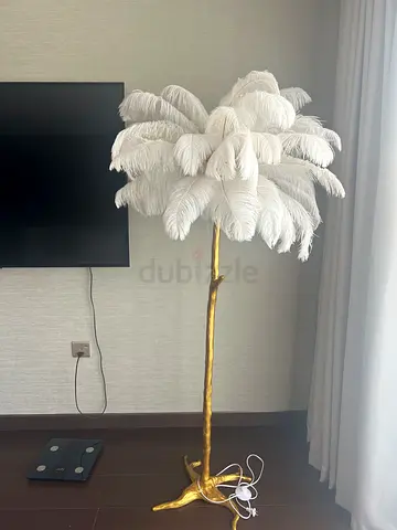 Elegant Feather Floor Lamp - A Statement Piece for Your Home