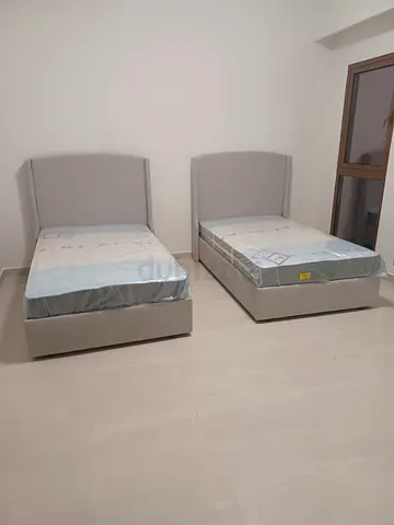 Stylish Gray Upholstered Bed Set - Perfect for Any Bedroom