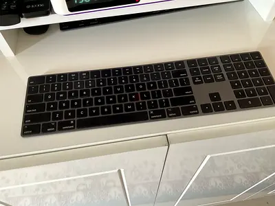 Apple wireless keyboard magic 2  black with numeric in mint conditio