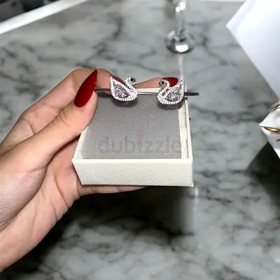 Elegant Swan-Shaped Earrings in Silver