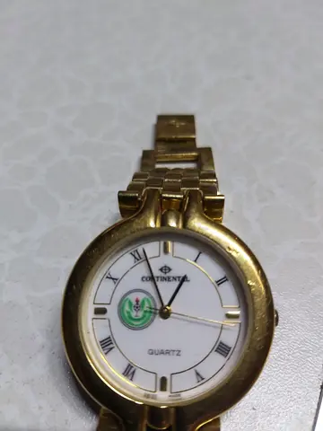 ساعة كوارتز سويسرية عتيقة من إنتاج شركة كونتننتال، أُهديت للاعبي نادي الشباب عام 1989 مطليه بالذهب
