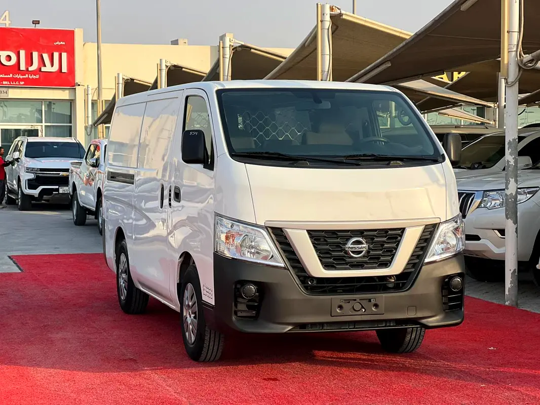 Nissan Urvan 2021 — photo 1 of 17