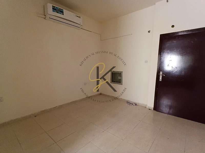 غرفة نظيفة ومرتبة مليئة بمنشأة عائلية بالقرب من حديقة، للاتصال بابار64410799152770113