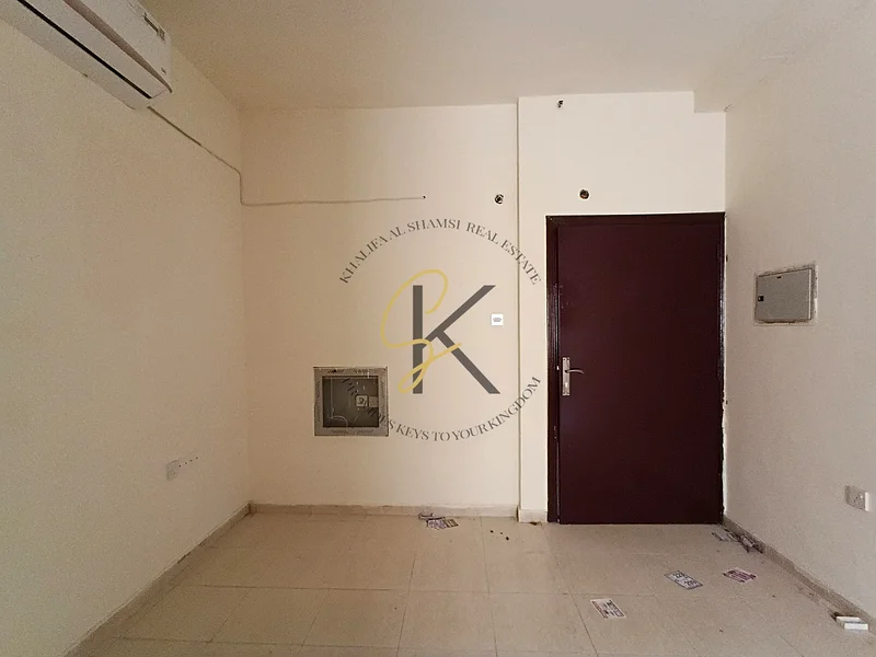 غرفة نظيفة ومرتبة مليئة بمنشأة عائلية بالقرب من حديقة، للاتصال بابار64410799152770111