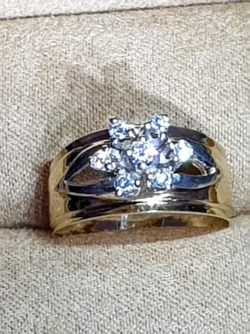 GOLD AND DIAMOND RING 18K YELLOW GOLD,  WEIGHT RING -5gr,  7-DIAMONDS-TOTAL WEIGHT DIAMOND-0,63 CR